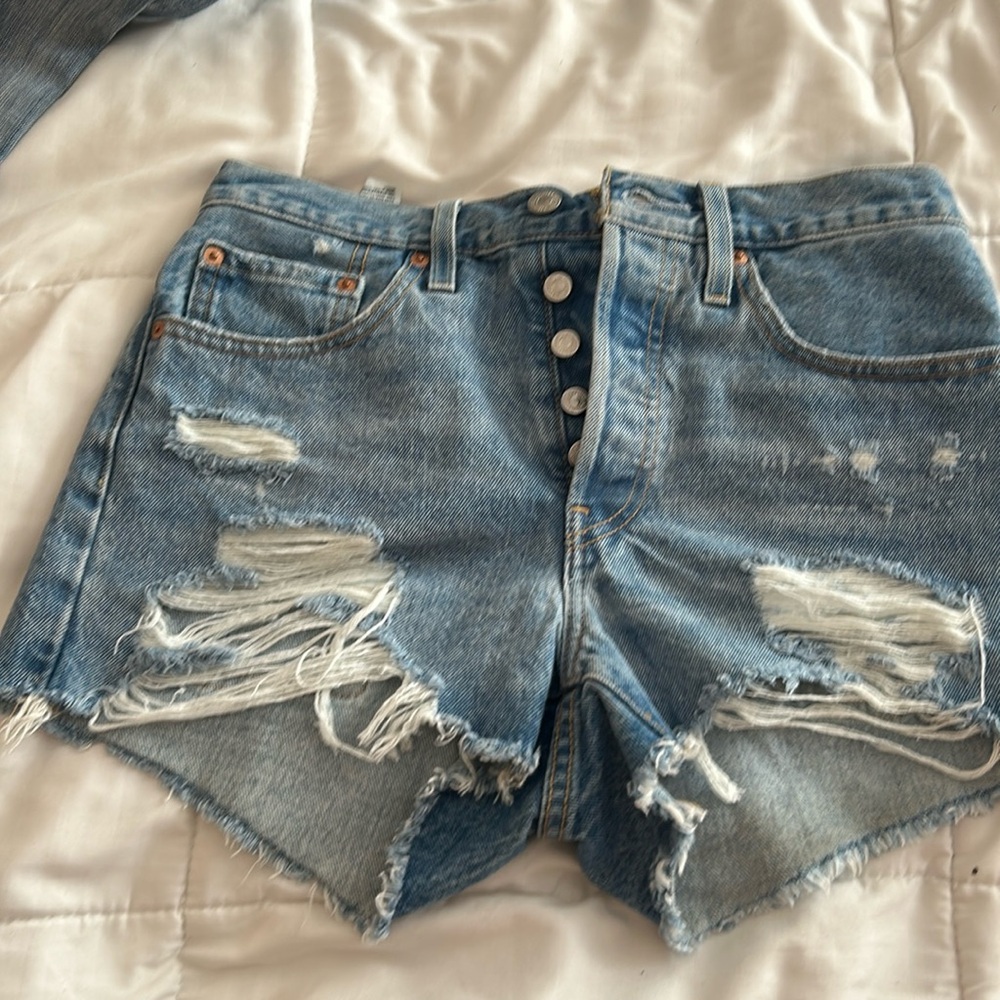 Levi shorts size 25-26